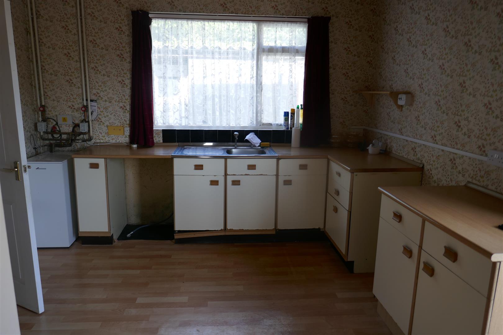 KITCHEN/LIVING ROOM